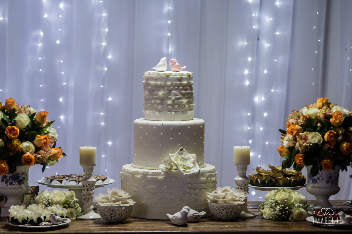 mesa decorada. mesa do bolo em casamento.