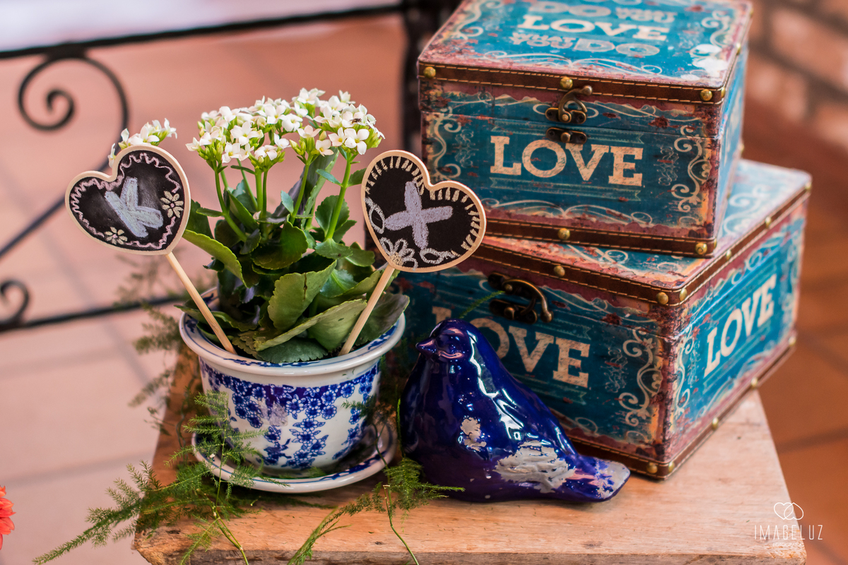 Caixas de madeiras personalizadas e arranjo rustico.