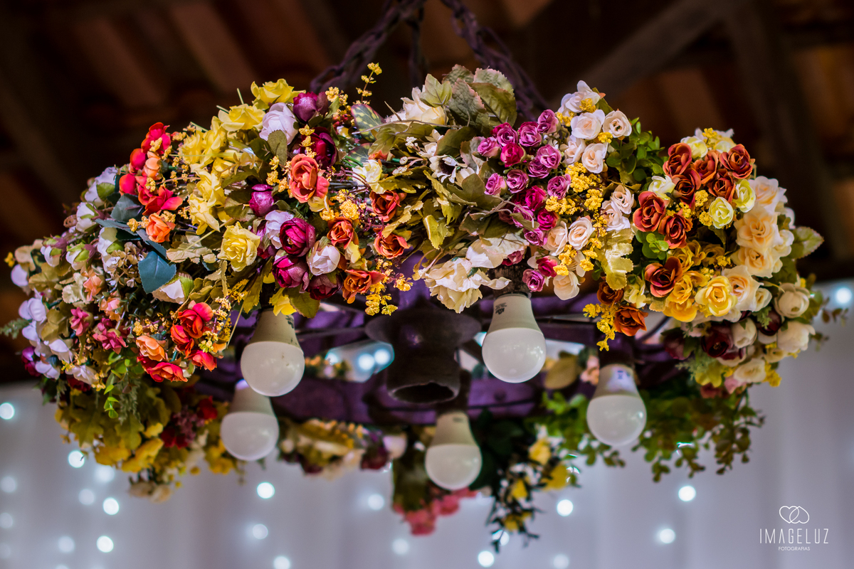 Luminária decorada com flores. Fotografia em Cuiabá, Fotógrafo de casamento.
