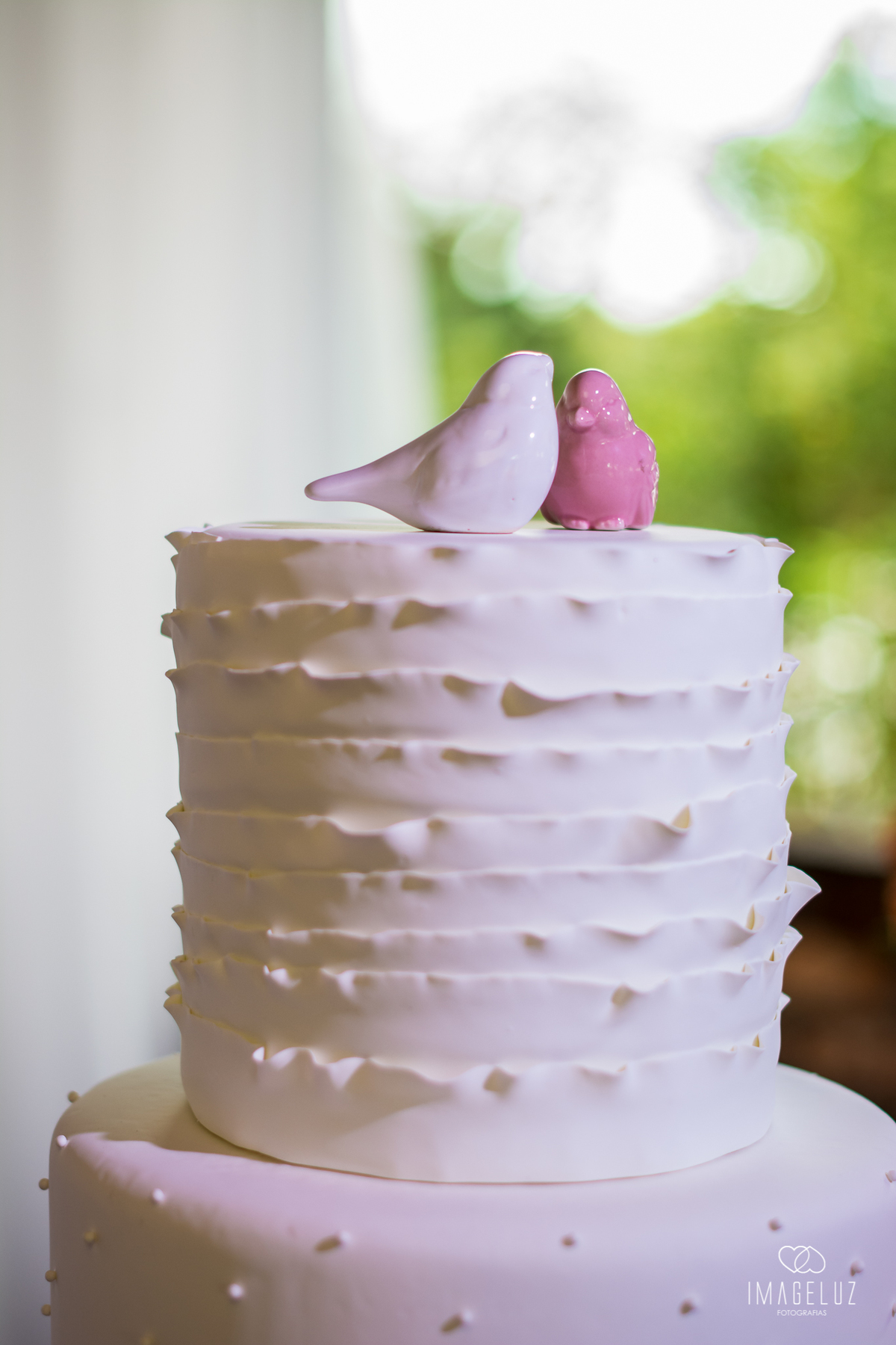topo de bolo, de pombinhos. decoração para casamento