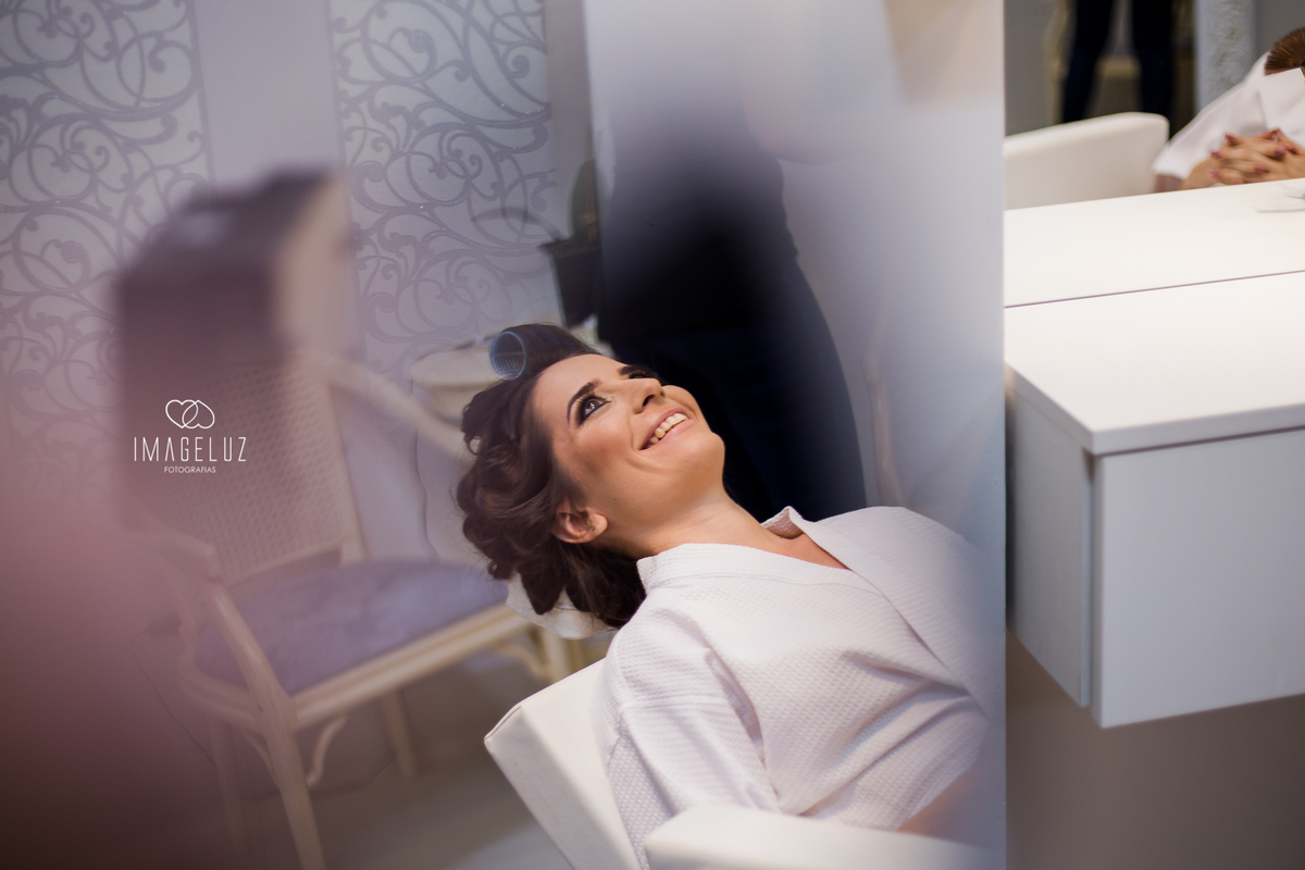 Noiva sorrindo em um reflexo no espelho. Fotografia em Cuiabá, Fotógrafo de casamento.