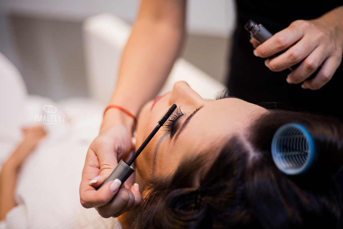 Detalhe para o cilios da noiva.