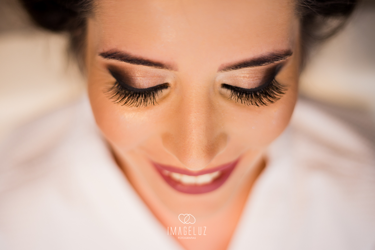 Detalhes da maquiagem. Fotografia em Cuiabá, Fotógrafo de casamento.