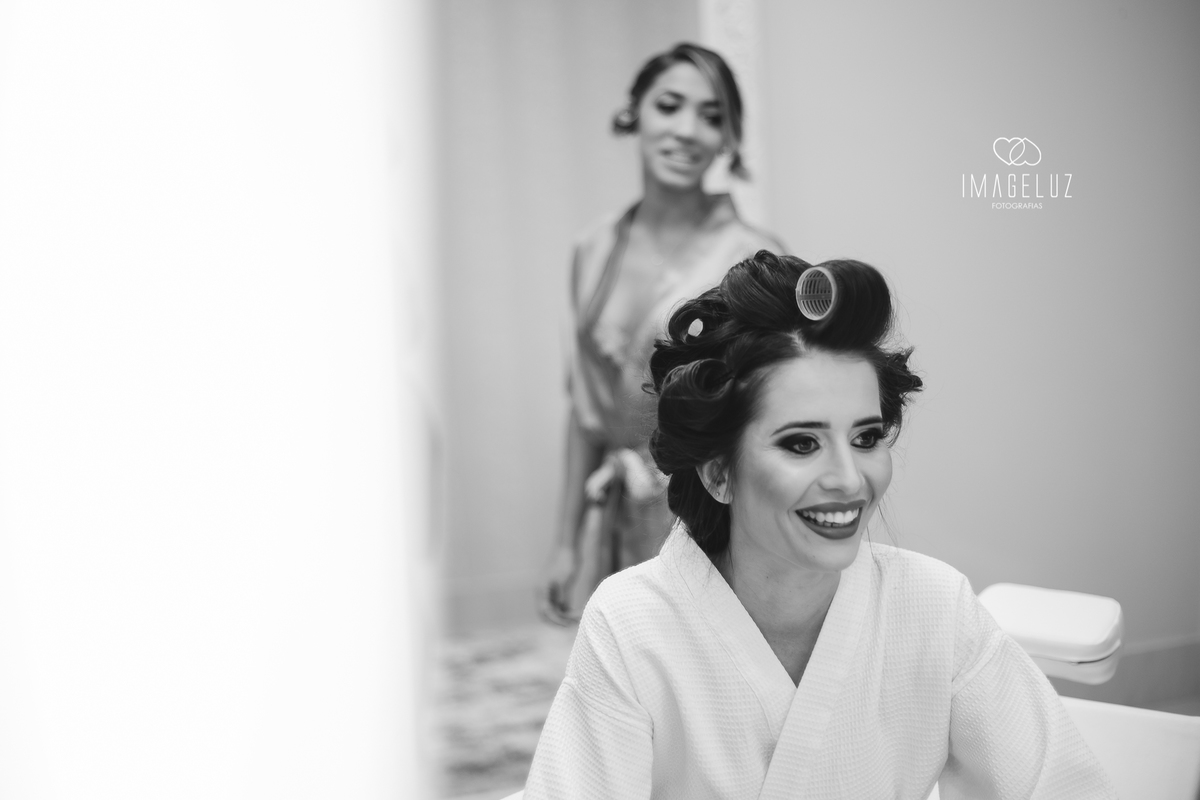Noiva se olhando no espelho. no seu making of