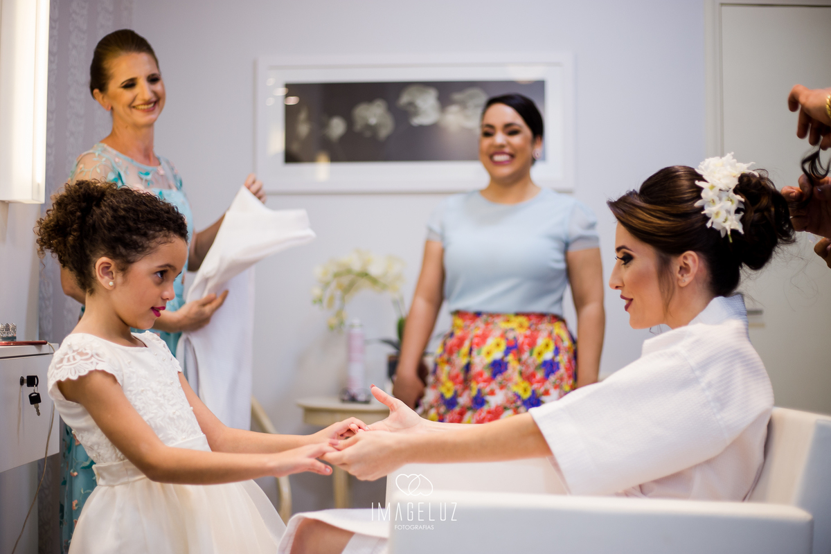 A daminha veio até a noiva para lhe dizer que estava linda. Fotografia em Cuiabá, Fotógrafo de casamento.