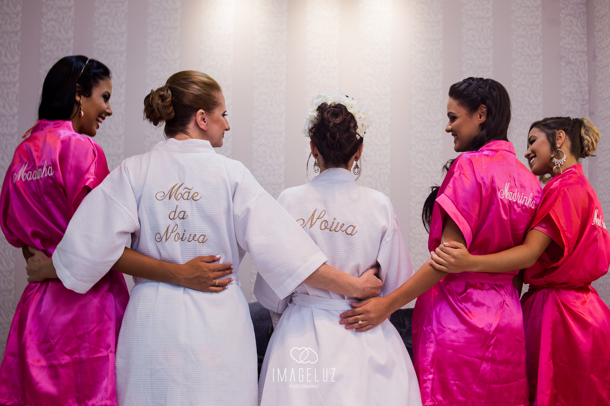 Todas unidas antes do casamento da Kauana e do Xerxes