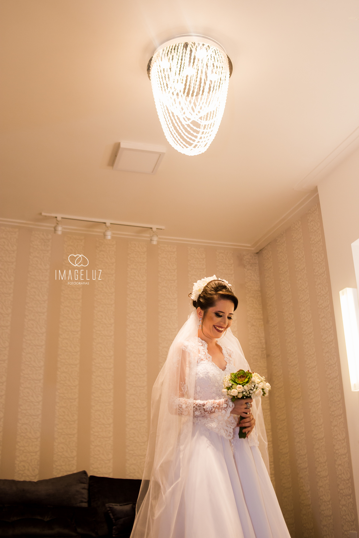 Noiva pronta com seu buque na mão, no salão Skin Express Cuiabá