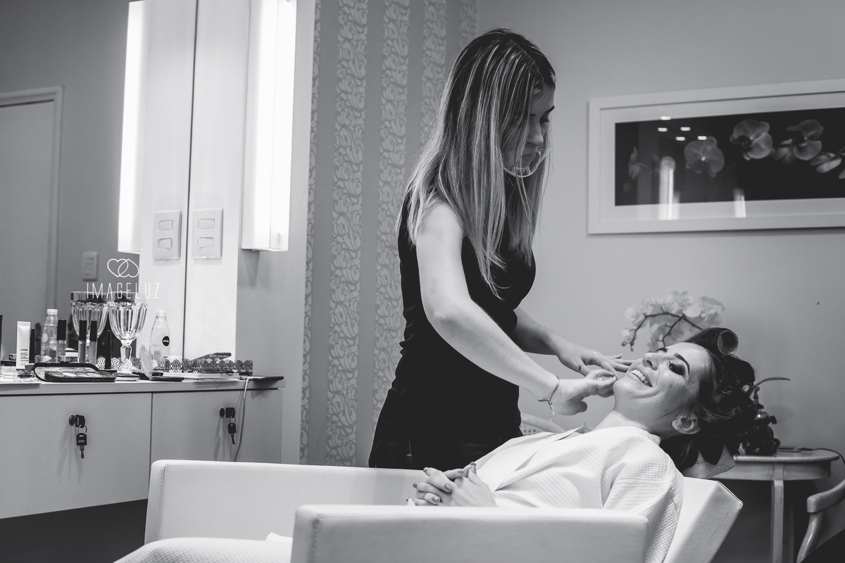 Noiva sendo maquiada no salão Skin Express