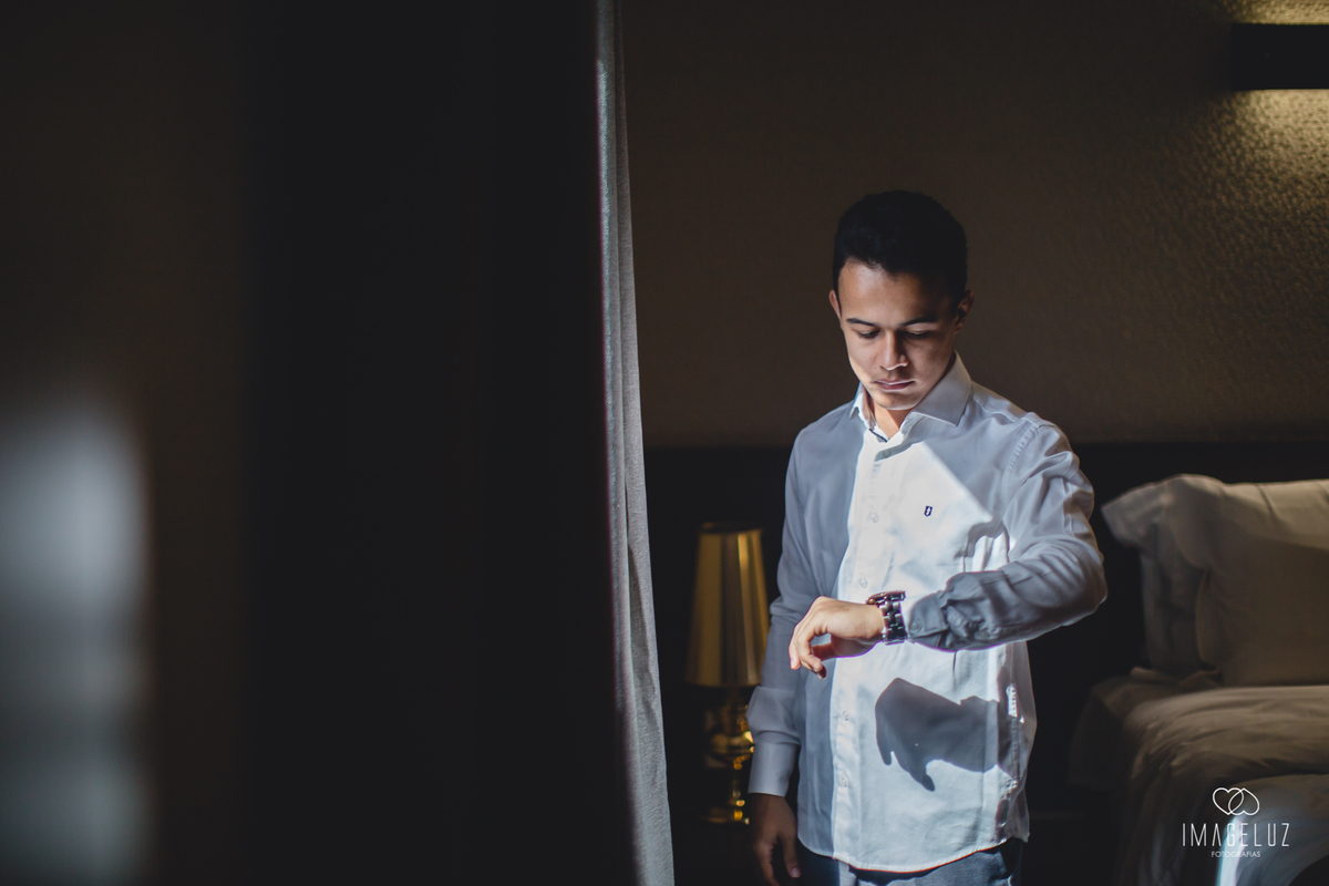 Noivo olhando no relógio