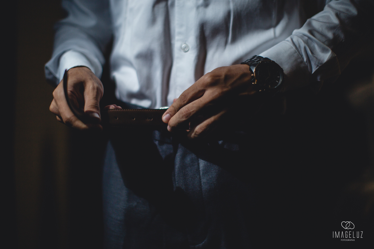 noivo se arrumando. Fotografia em Cuiabá, Fotógrafo de casamento.
