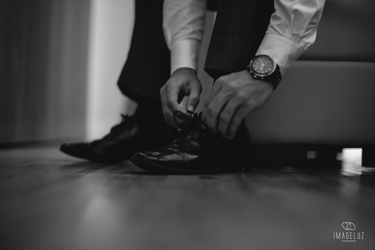 Noivo amarrando o sapato.