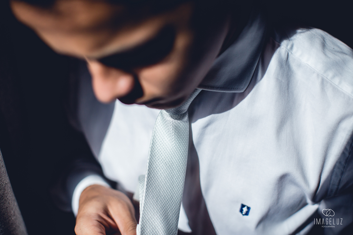 Noivo olhando para sua gravata