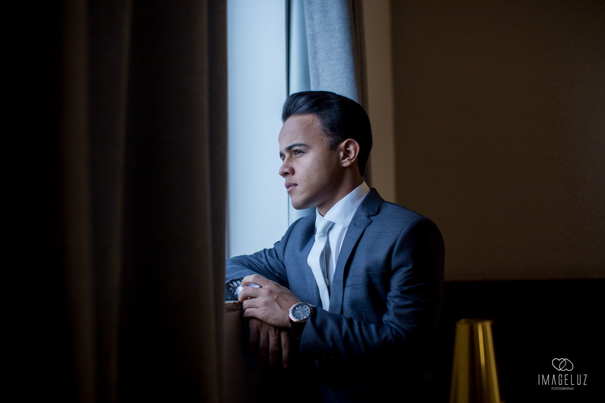 Noivo fazendo uma oração para ir ao seu casamento.