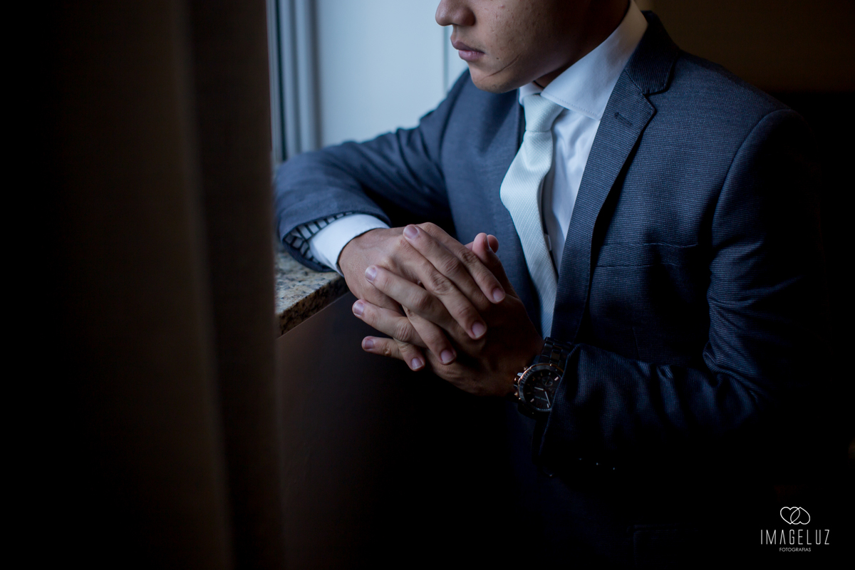 Noivo se concentrando momentos antes do casamento.