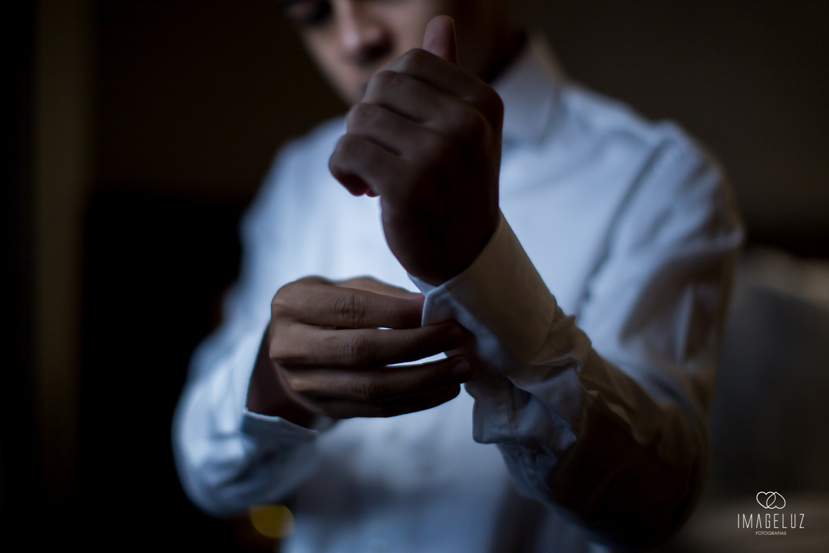 Noivo abotoando a camisa, da casa prado cuiaba. 