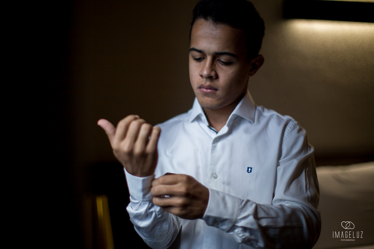 noivo se arrumando para o seu casamento em cuiaba.