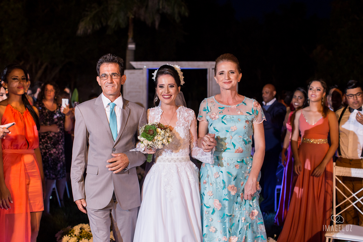 entrada da noiva ao lado de sua mãe e seu pai. Fotografia em Cuiabá, Fotógrafo de casamento.