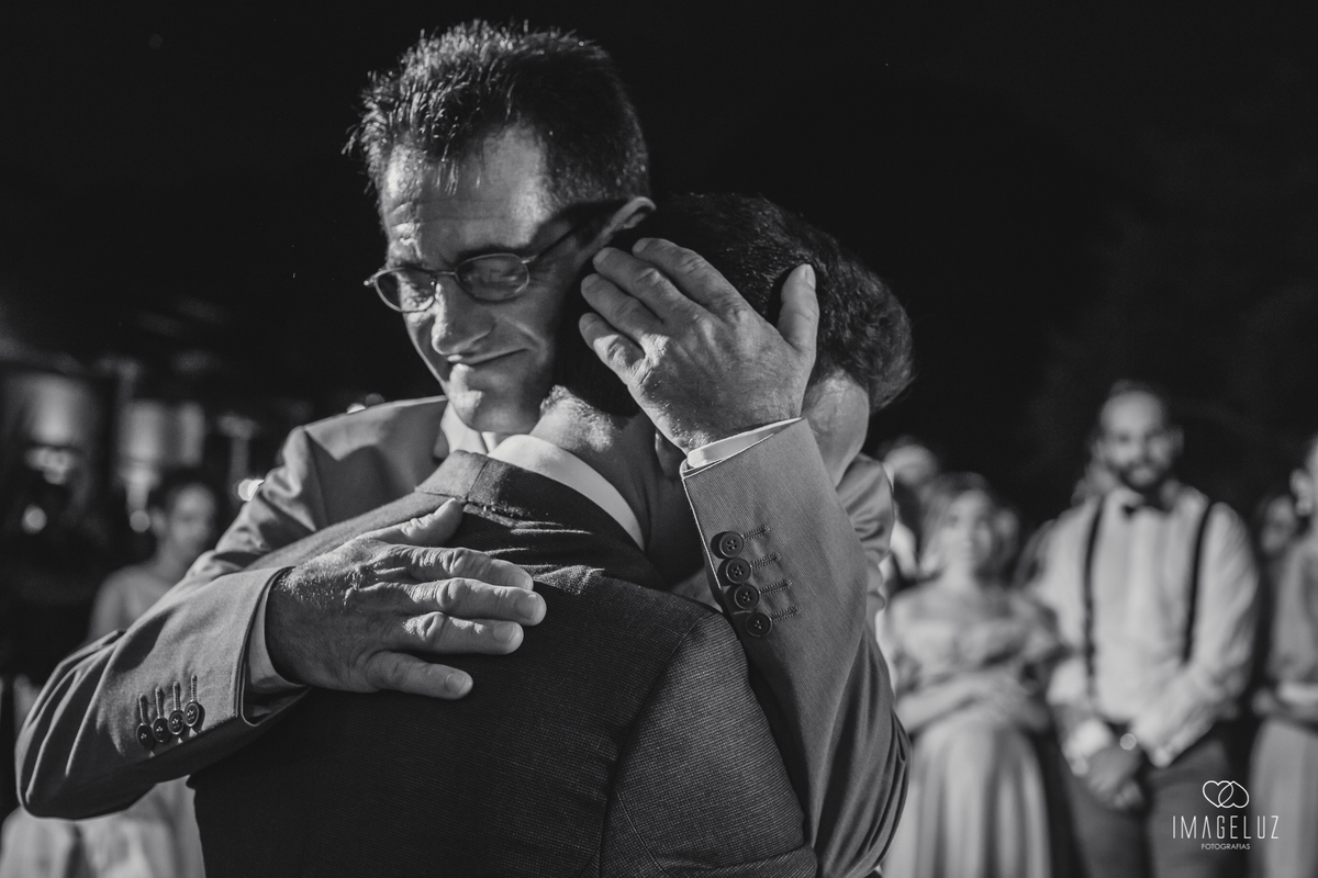 noivo abraçando o pai da noiva no altar