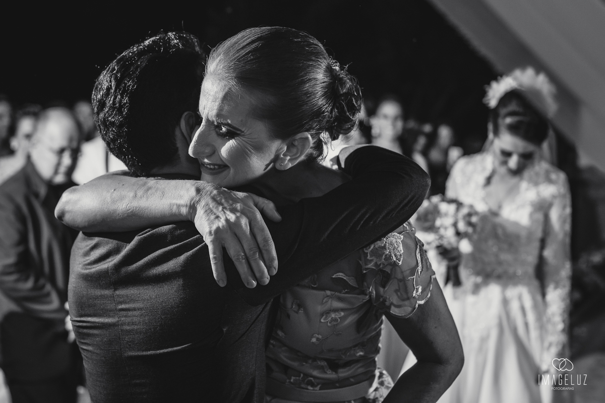noivo abracando a mãe da noiva no altar