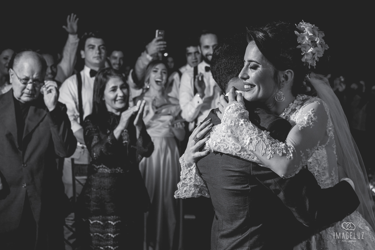 noivos se abraçando no altar, em casamento em cuiabá