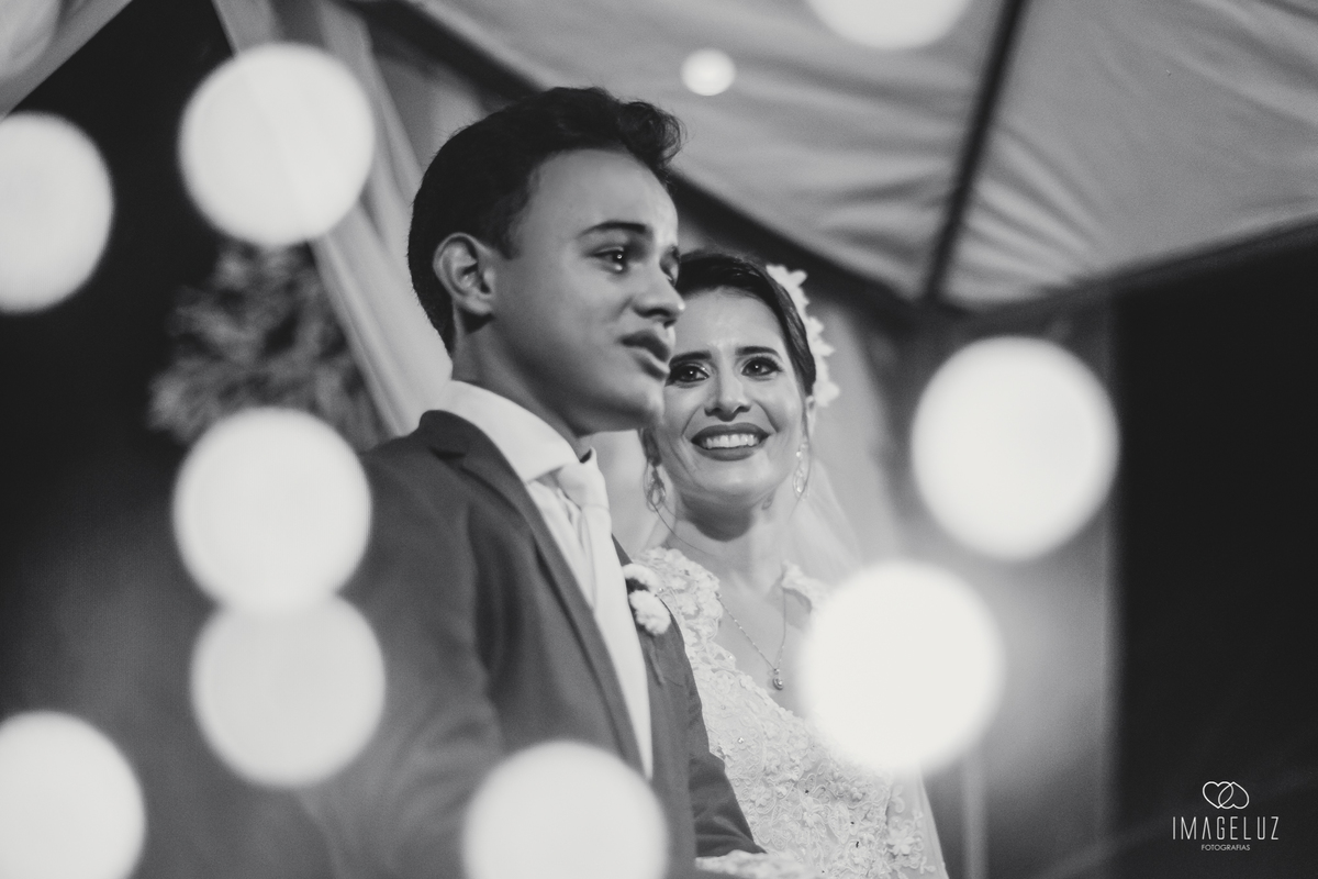 Noiva olhando apaixonada para o noivo