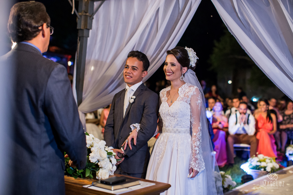 noivos emocionados em casamento em cuiaba