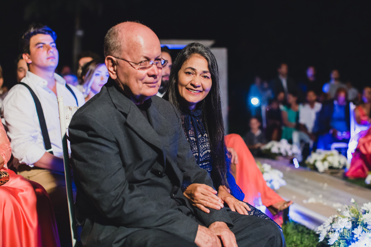 pais do noivo felizes na cerimonia de casamento