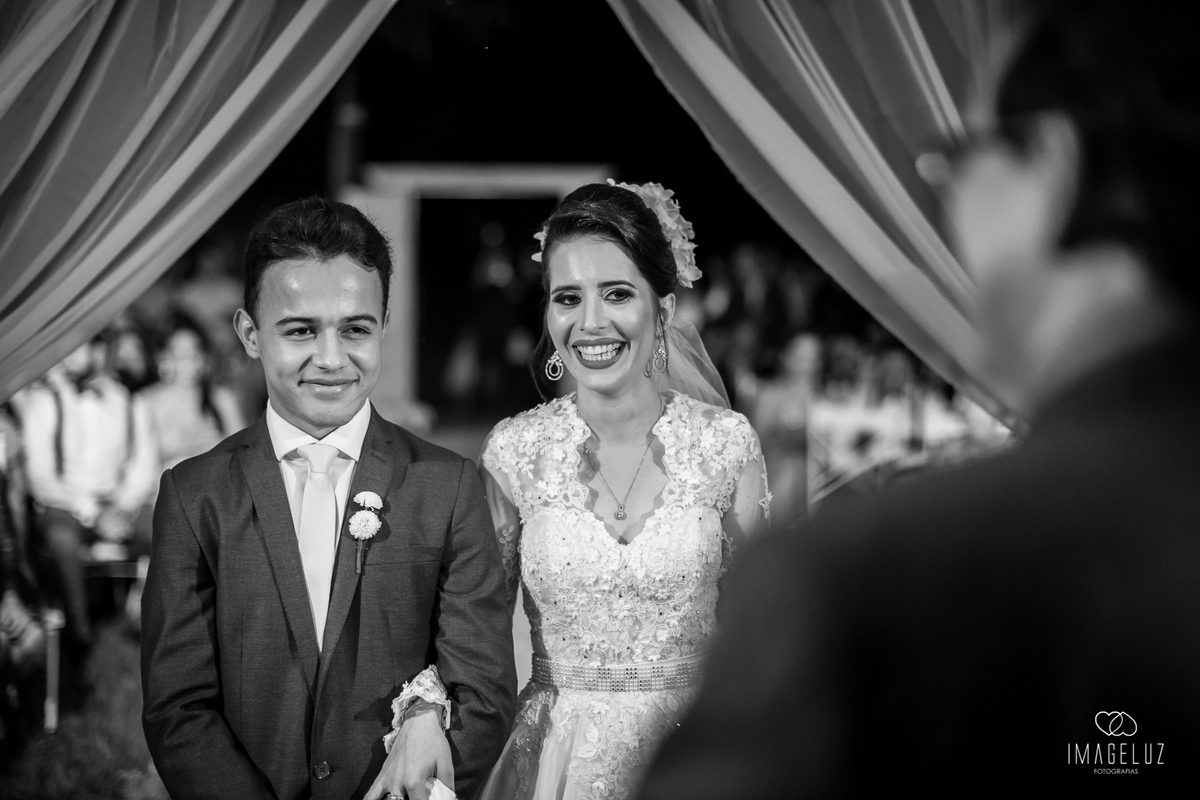 noivos emocionados no casamento