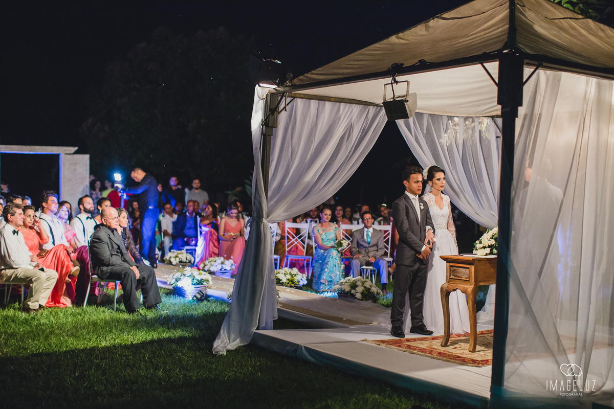 convidados concentrados na cerimonia de casamento