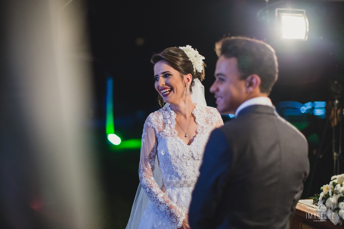 noiva dando um sorriso em seu casamento