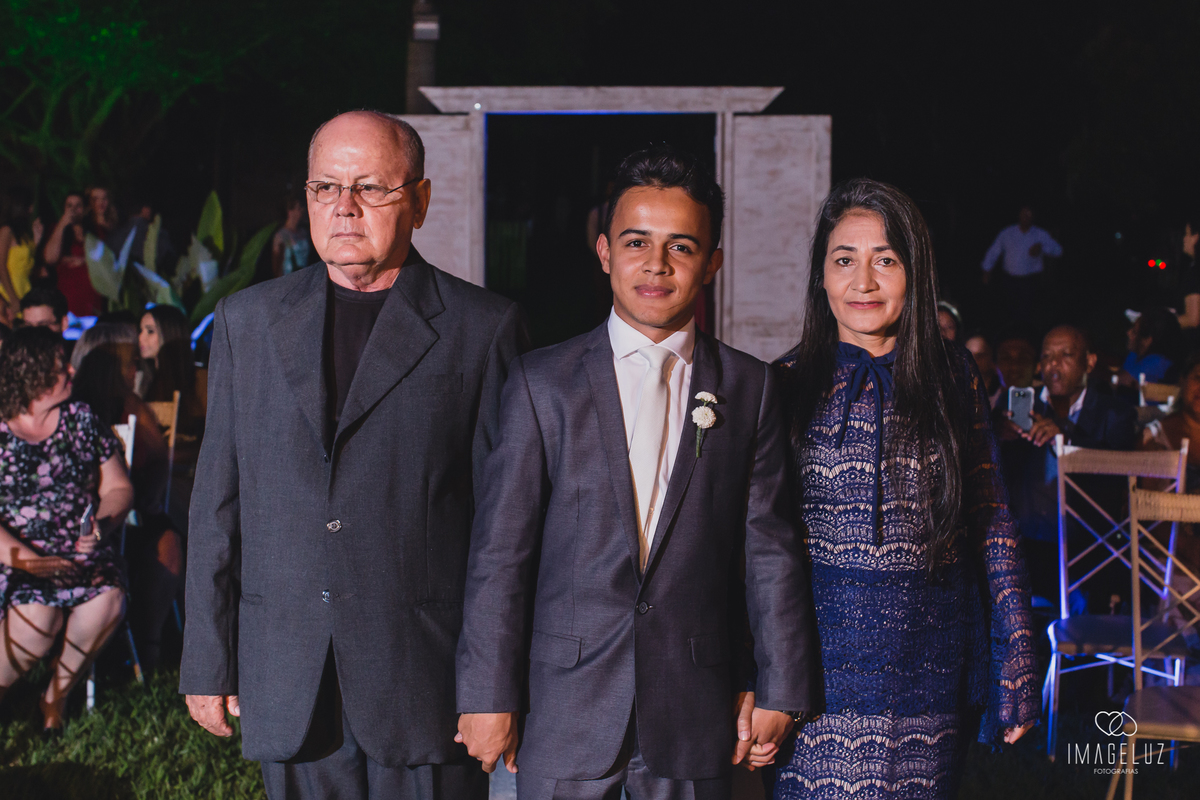 entrada do noivo, ao lado de seus pais. Fotografia em Cuiabá, Fotógrafo de casamento.