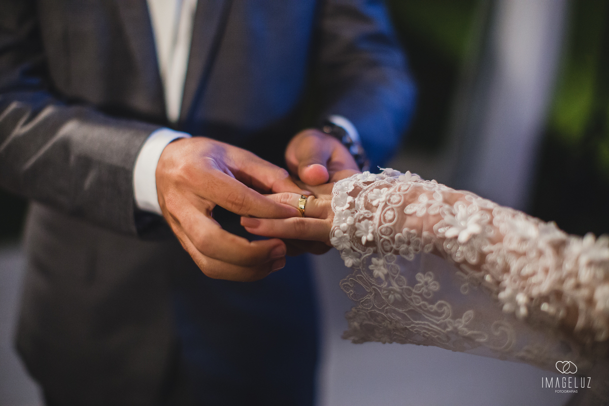 noivo colocando a aliança no dedo da noiva em casamento em cuiaba