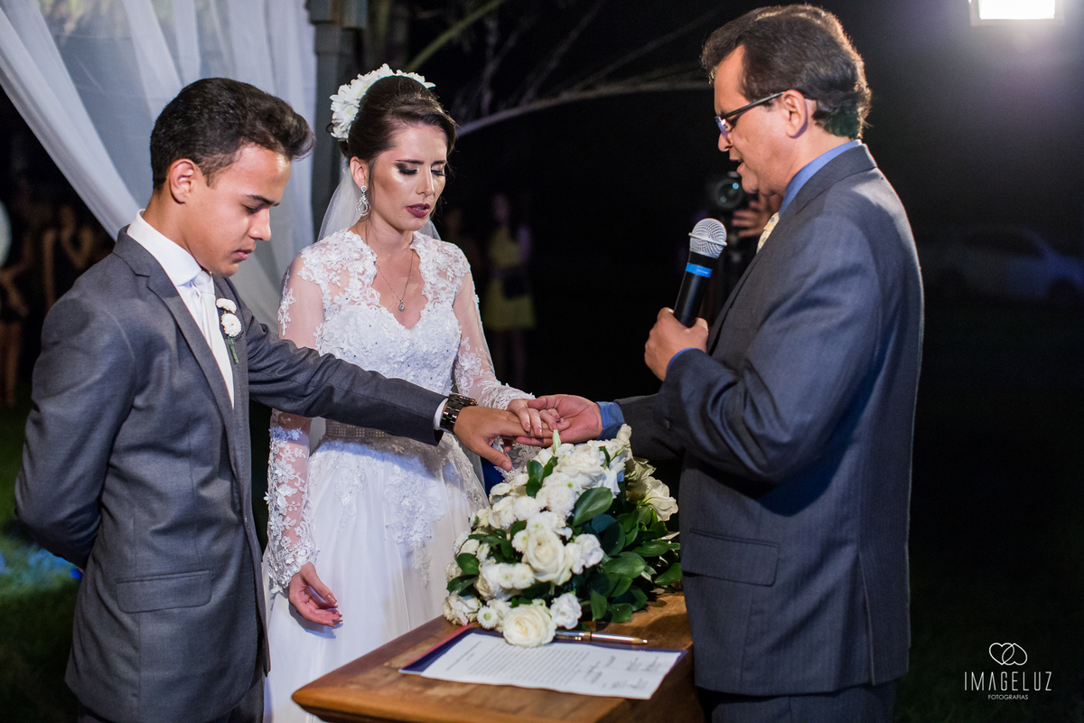 pastor orando pelos noivos