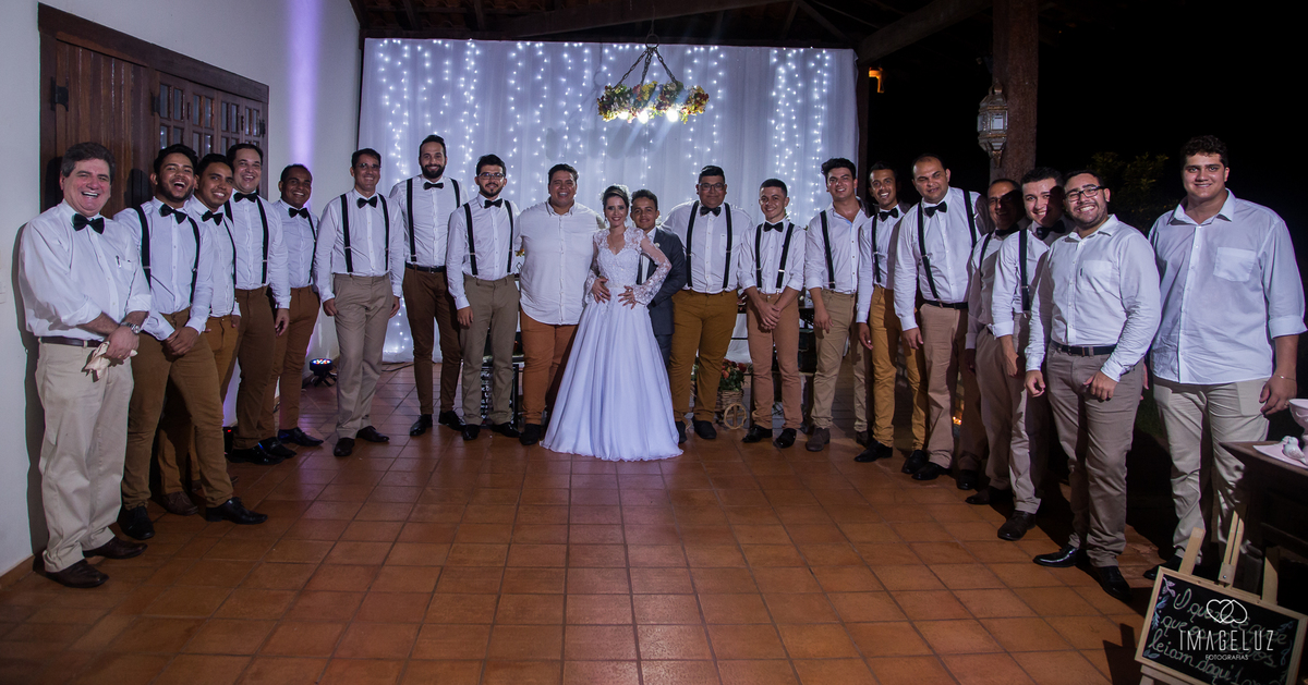 foto com todos os padrinhos do casamento