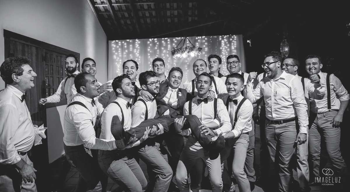 padrinhos jogando o noivo pra cima