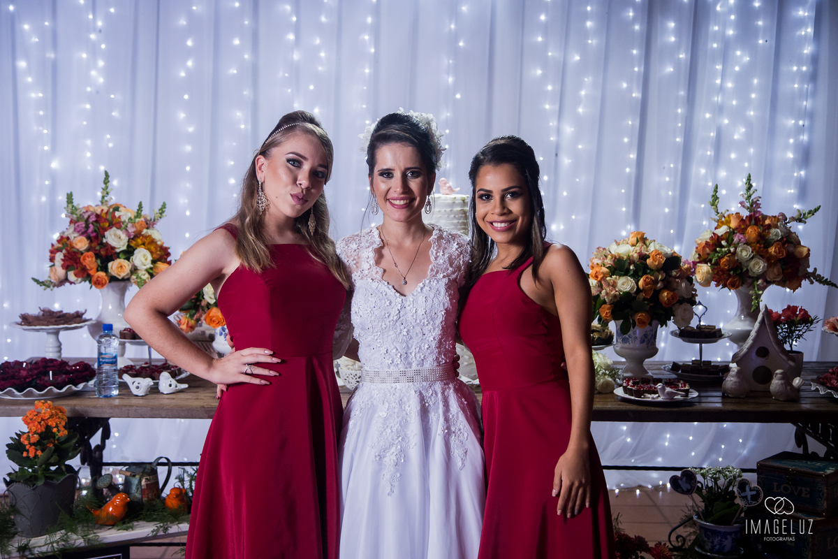 foto com as daminhas e a noiva