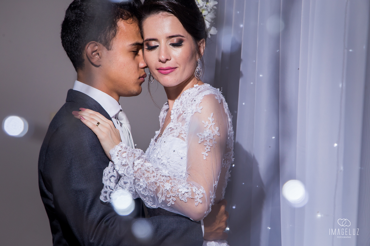 noivos no fim da festa de casamento, se namorando