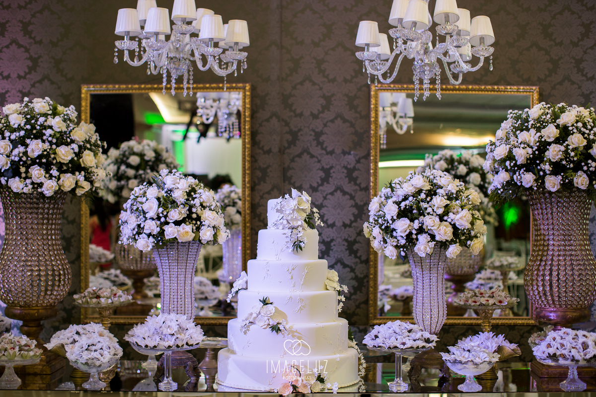 Mesa do bolo decorada em buffet em cuiabá.