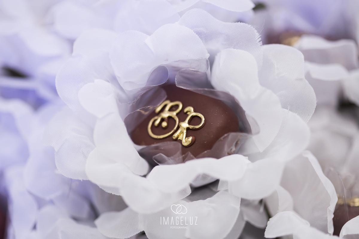 Doces personalizados com as iniciais dos noivos.