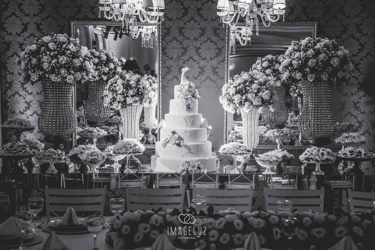 Mesa do bolo decorada.