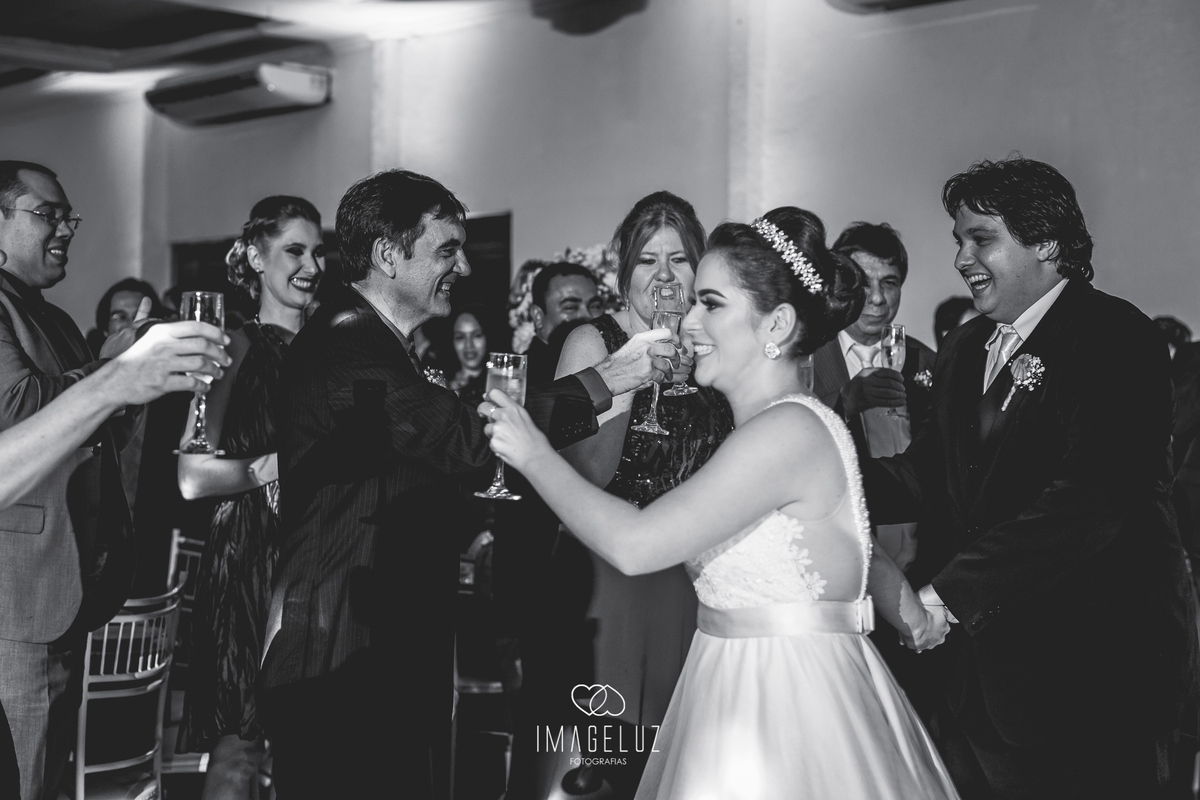 Brinde dos noivos, na festa do casamento.