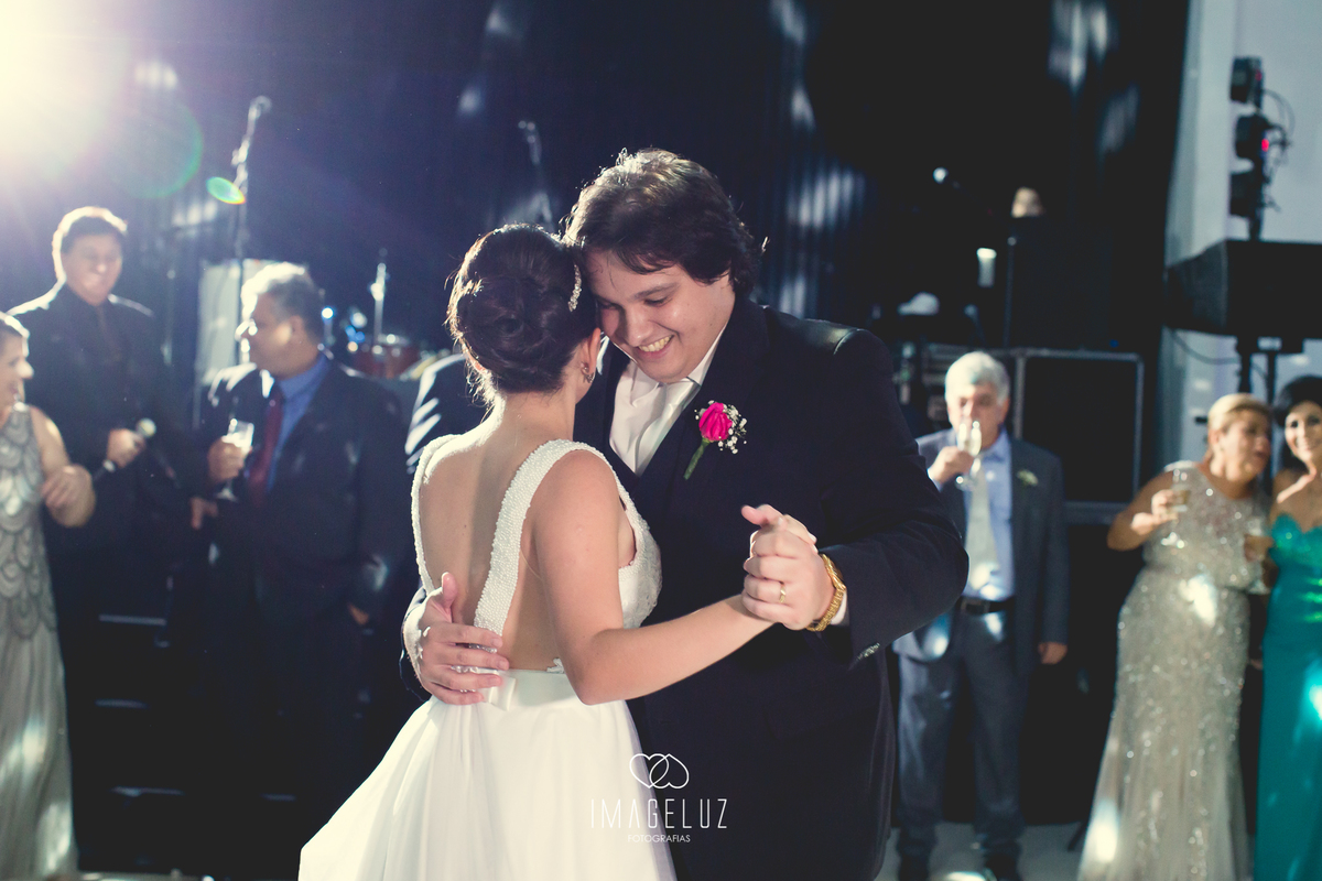 A valsa dos noivos em seu casamento.