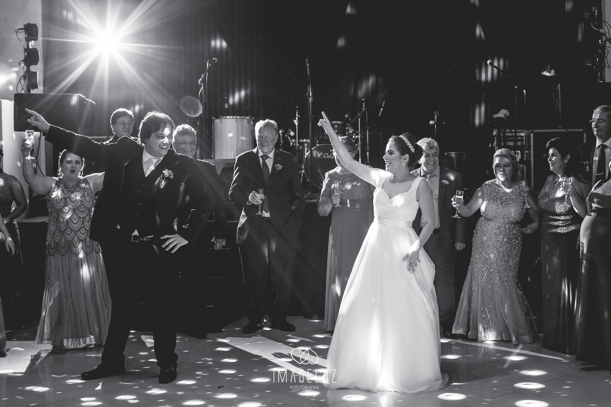 Coreografia no casamento, os noivos dançando com seus convidados.
