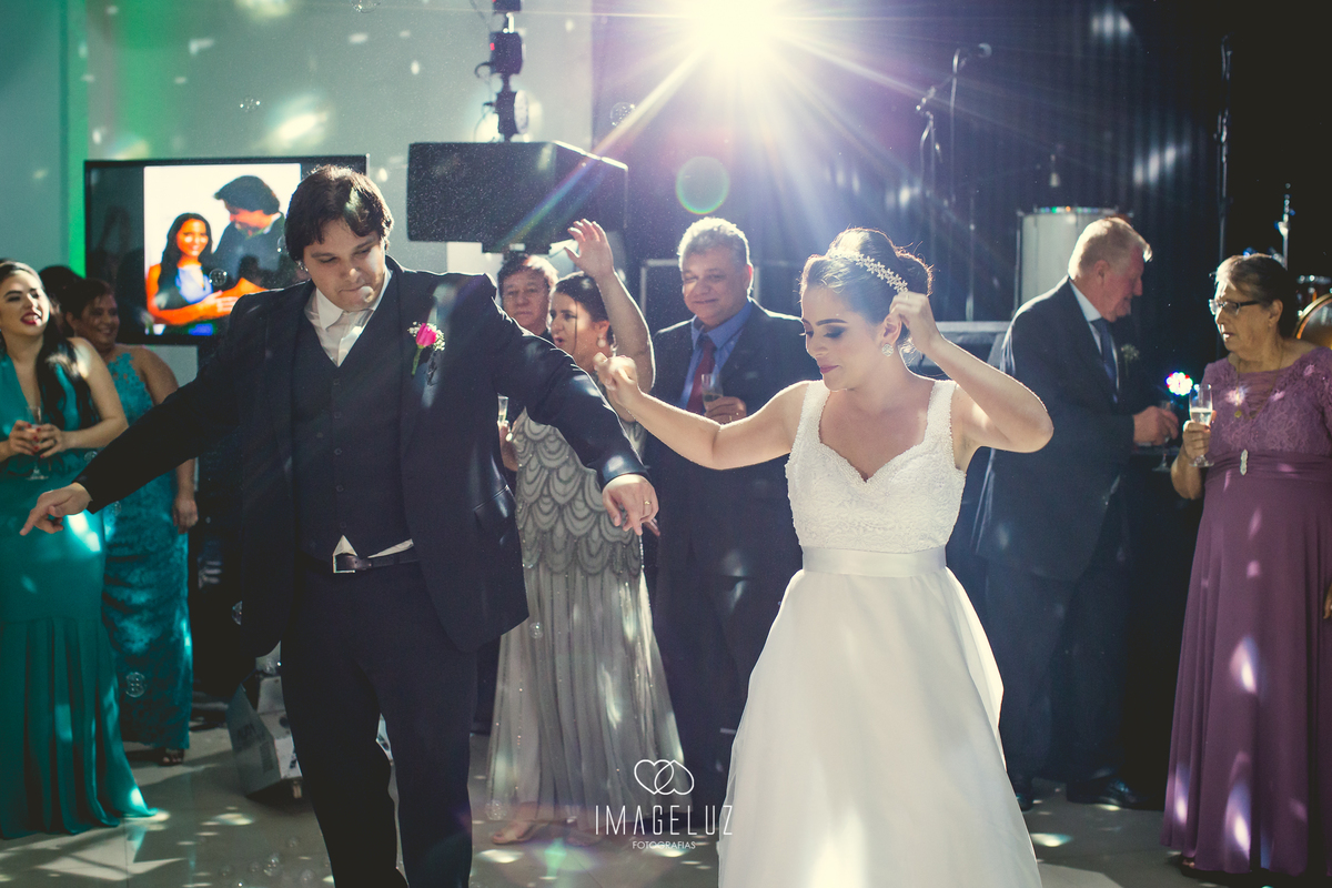 Noivos dancando na festa.