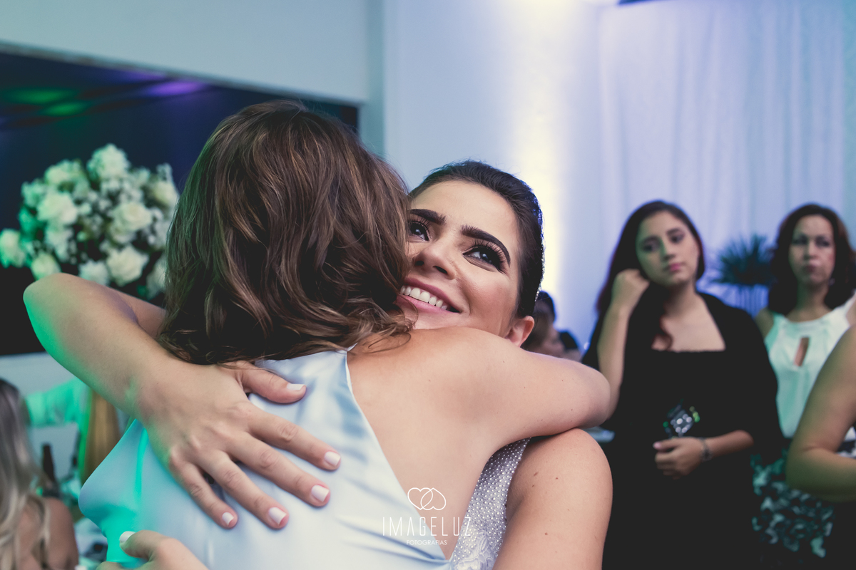 Convidados cumprimentando a noiva em seu casamento. 