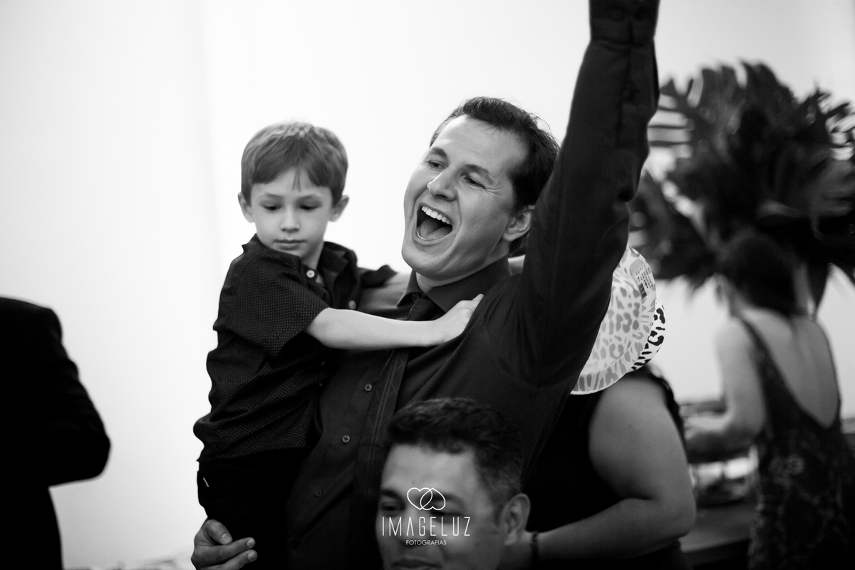 A hora de passar a gravata, convidado gritando com os braços levantados.