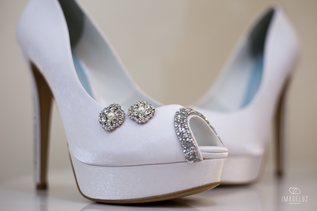 Sapato da  noiva e o brinco em brilhantes, acessórios importantes do dia do casamento.