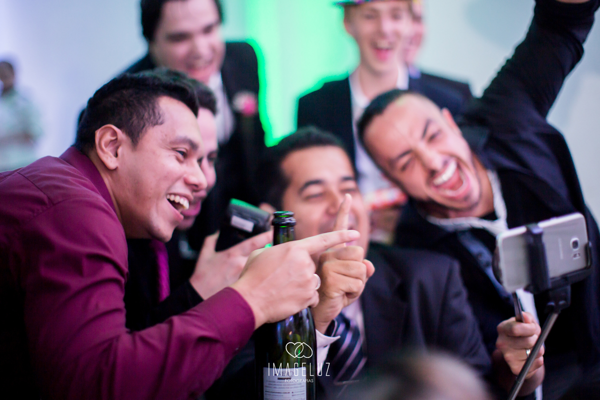 Convidados tirando uma selfie no casamento.