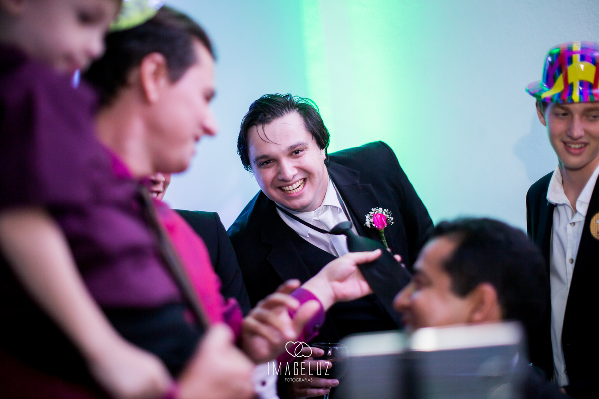 Noivo na hora da gravata.