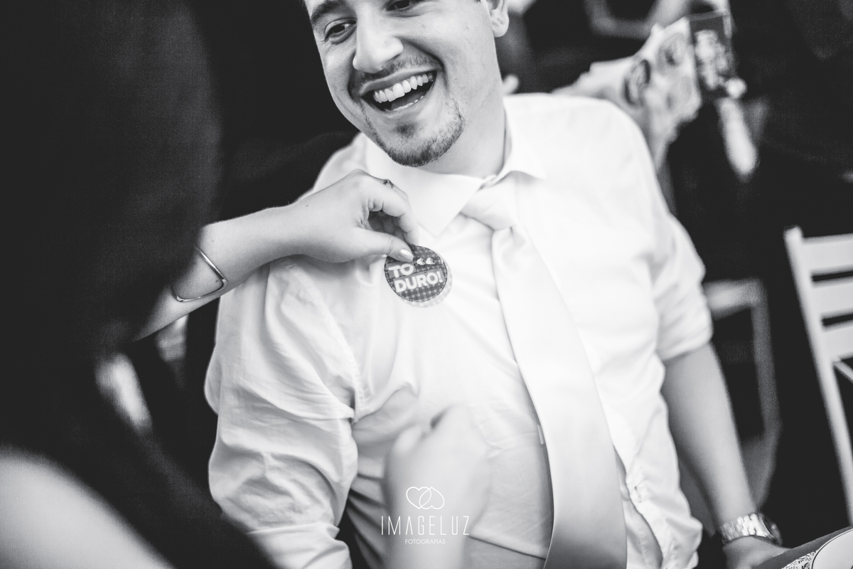 Convidado recebendo um adesivo na cerimônia.